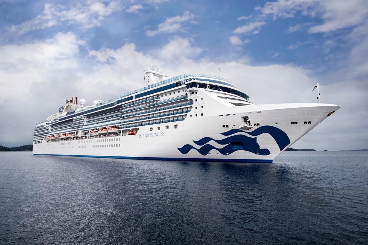 Panama Canal - Ocean to Ocean cruise ship Island Princess
